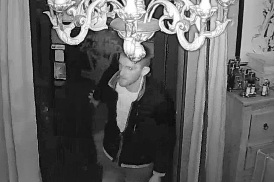 Hat dieser Mann einen anderen in einer Gaststätte verletzt?