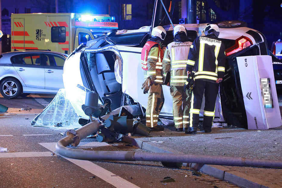 Der Wagen des Flüchtenden krachte gegen einen Ampelmasten. Der 41-Jährige musste schwer verletzt ins Krankenhaus.