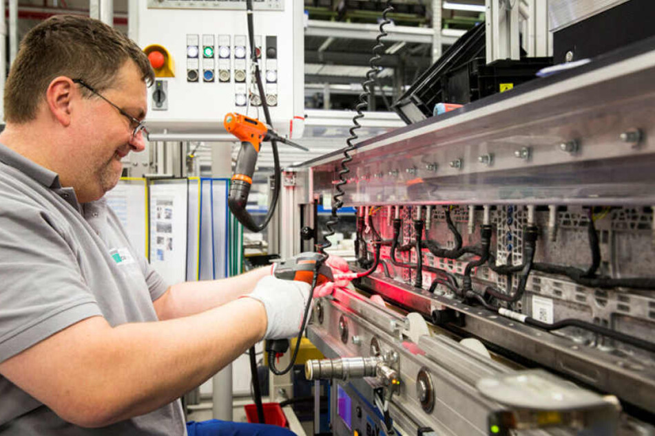 Daimler investiert 500 Millionen Euro in den Bau einer neuen Batteriefabrik seiner Tochter Accumotive in Kamenz.