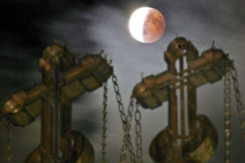 Bei der Mondfinsternis schiebt sich die Erde zwischen Sonne und Mond.