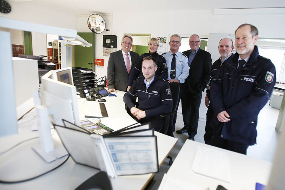 Landrat Jürgen Müller (v.l.), Korinna Zimmermann, Eike Meyer zu Hoberge (sitzend), Wachleiter Axel Böker, Kreisdirektor Paul Bischof, Dienstgruppenleiter Bernd Kuhlhoff und Polizeichef Dirk Zühlke.