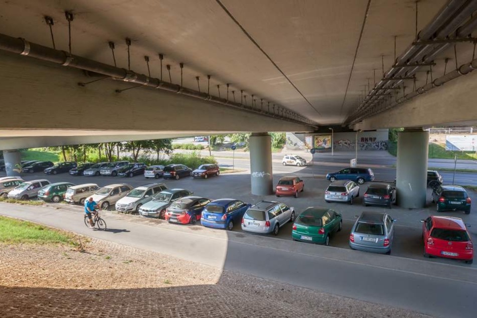 Der Parkplatz unter der GlückAuf-Brücke, als man dort noch kostenlos parken
durfte. Fast alle Stellplätze sind belegt.