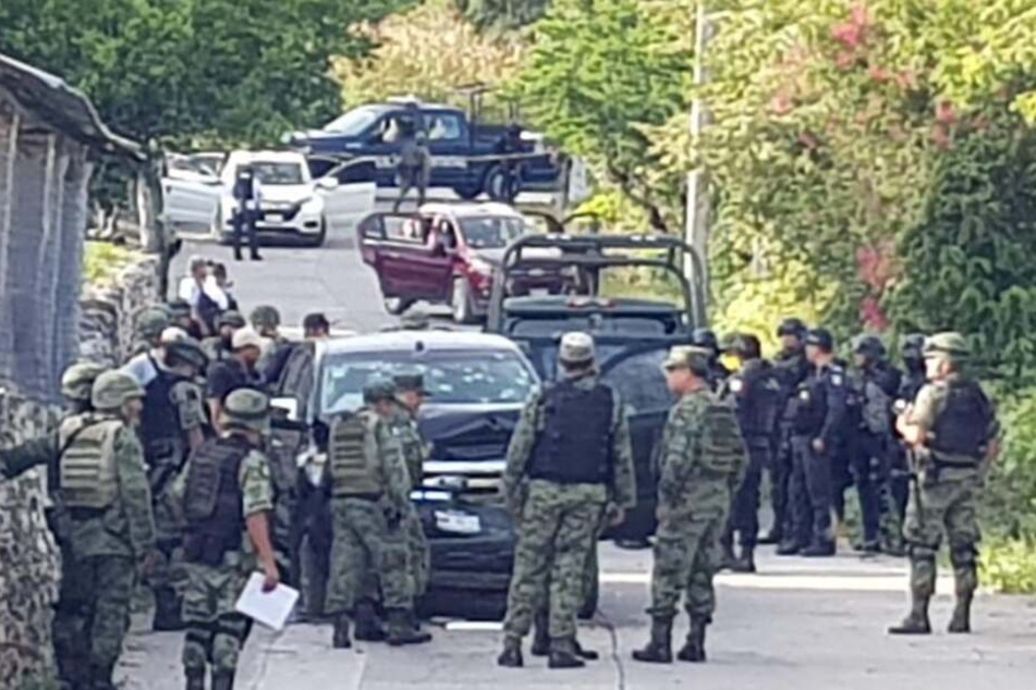 Soldaten am Ort des Geschehens in Tepochica (Mexiko). 15 Menschen kamen am Dienstag ums Leben.