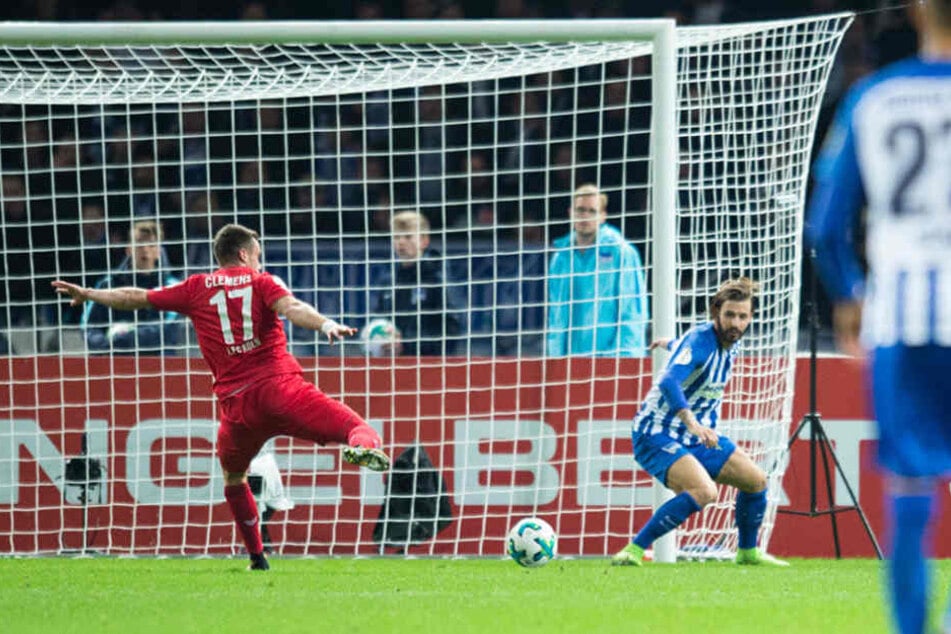 Kölns Christian Clemens (17) erzielt das Tor zum 0:3 gegen Berlins Marvin Plattenhardt (r).