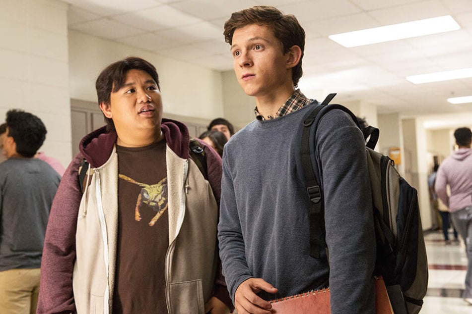 Peter Parker (r., Tom Holland) und sein bester Kumpel Ned (Jacob Batalon) müssen einige Gefahren überstehen.