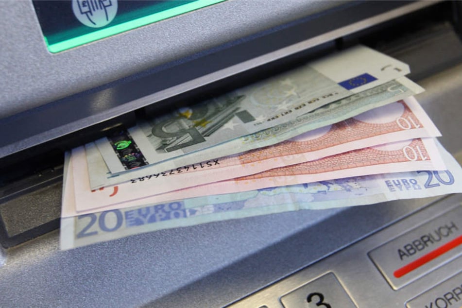 Wer über die Karte und die Geheimnummer verfügt, kann am Automaten Geld abheben (Archivbild).