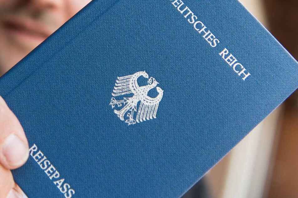 Ein sogenannter "Reichsbürger" attackierte die Feuerwehr beim Löschen seines Lagerfeuers. (Symbolbild)