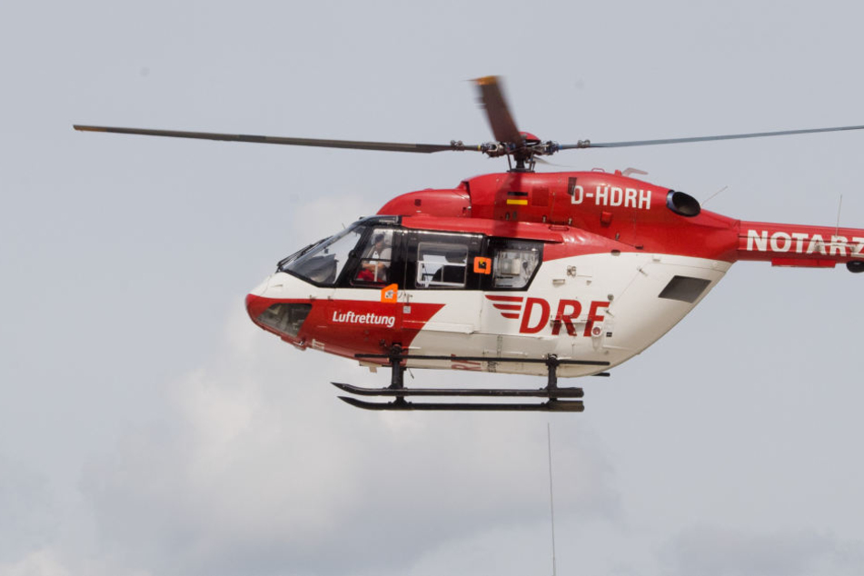 Der Hubschrauber brachte den Mann ins Krankenhaus.