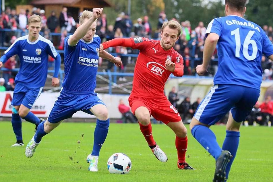 Mike Könnecke (r.) im Zweikampf
mit Grimmas Robin Brand.