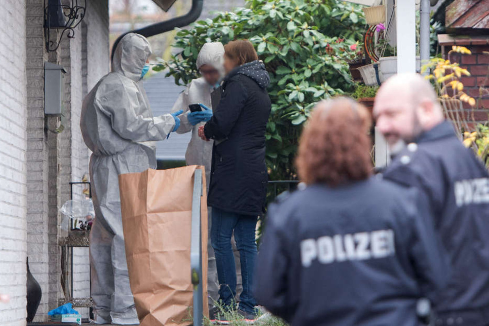 Beamte untersuchen das Wohnhaus des Ehepaares nach der Tat. (Archivfoto)