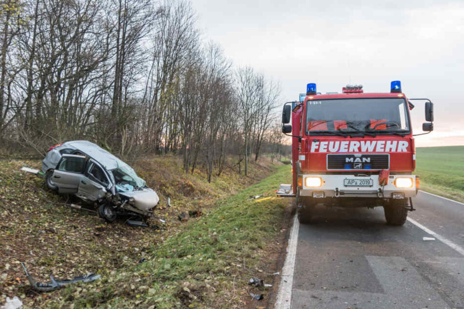 Die Feuerwehr musste den Fahrer aus dem Nissan befreien.