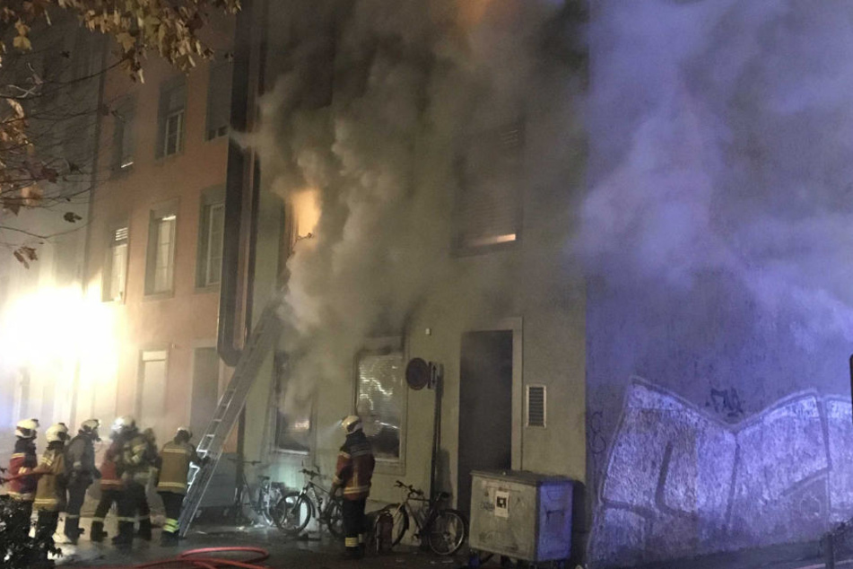 Die Feuerwehr löschte einen Brand in einem Mehrfamilienhaus im schweizerischen Solothurn.