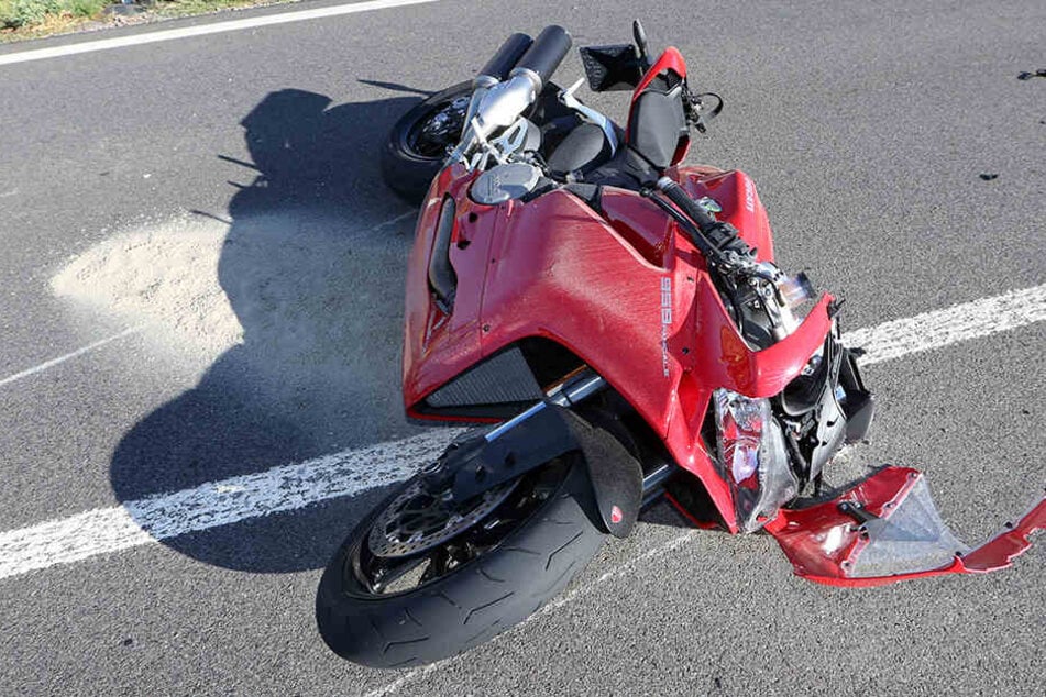 Der Fahrer der Ducati war auf ein Auto aufgefahren und gestürzt.