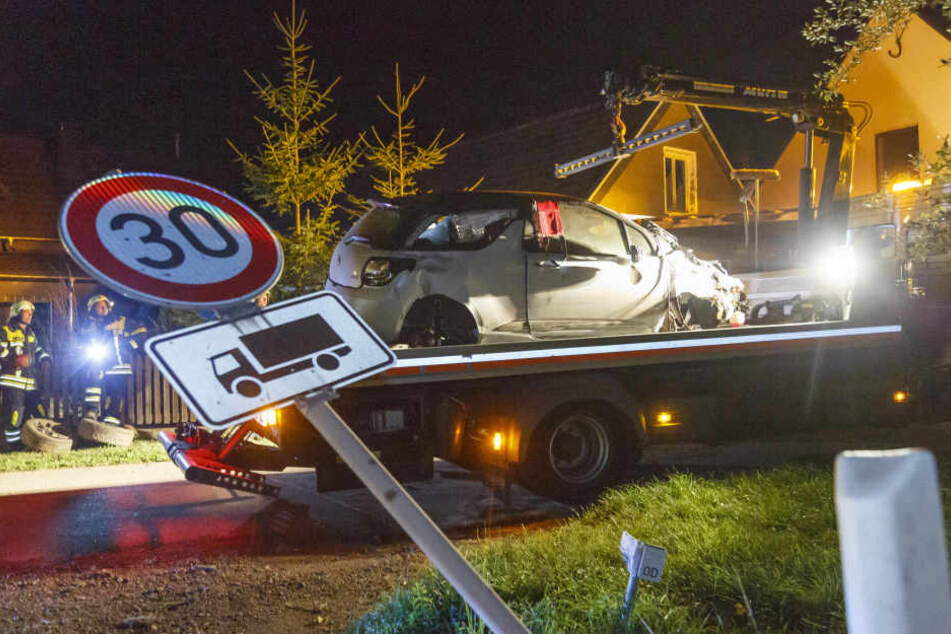 Der Citroen fällte unter anderem ein Verkehrsschild.