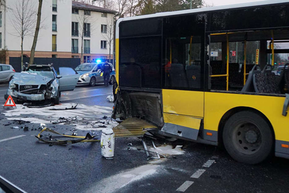 Die Feuerwehr musste auch das Auslaufen von Betriebsflüssigkeiten verhindern.