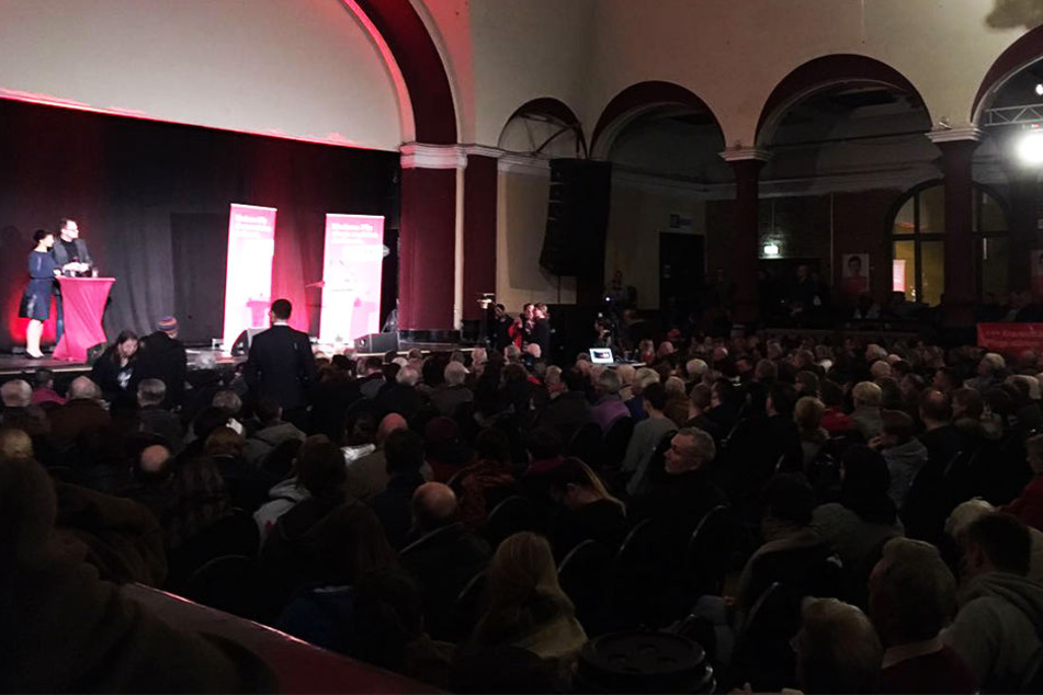 Etwa 1200 Leipziger waren gekommen, um die Vorsitzende der Bundestagsfraktion der Partei DIE LINKE sprechen zu hören.