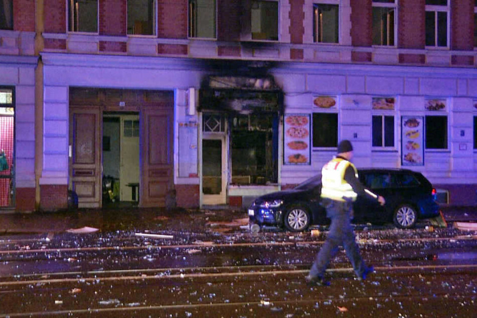 Die Georg-Schumann-Straße glich zwei Stunden vor dem Jahreswechsel einem Trümmerfeld.