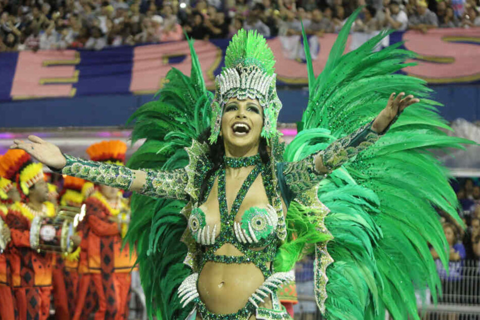 Eine Tänzerin der Sambaschule Mocidade Alegre tritt während einer Karnevalsparade in Sao Paulo auf.