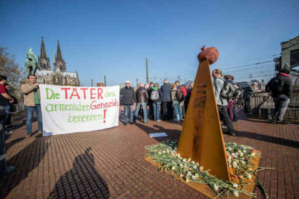 Das Armenier-Mahnmal wurde ohne Genehmigung in Köln am Heinrich-Böll-Platz aufgebaut.