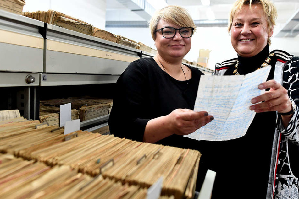 Judith Klein (l.) hat die Flaschenpost von Ingrid Müller gefunden. Die Kölnerin hatte die Nachricht vor 40 Jahren ins Meer geworfen.