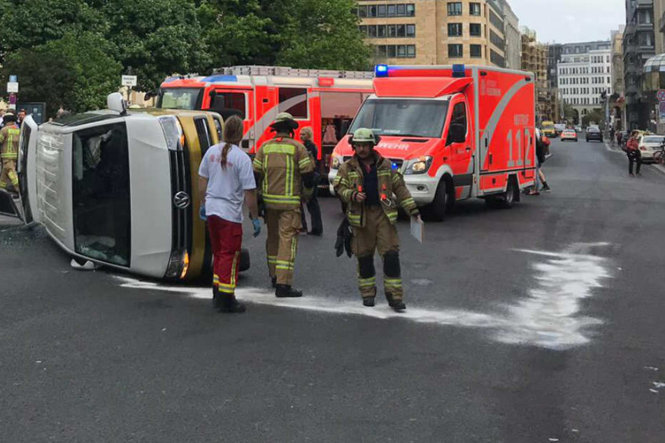 Feuerwehrleute an der Unfallstelle.