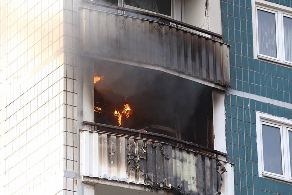 Flammen sind deutlich sichtbar.