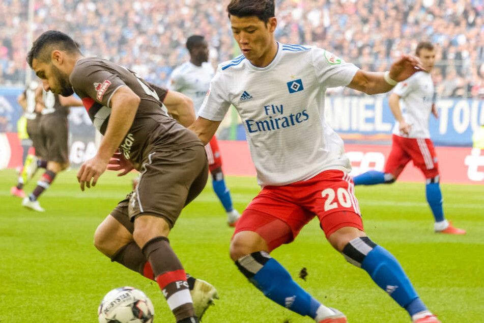 Hee-Chan Hwang (rechts) wird beim Spiel gegen Aue wegen einer Muskelverletzung fehlen (Archivbild).