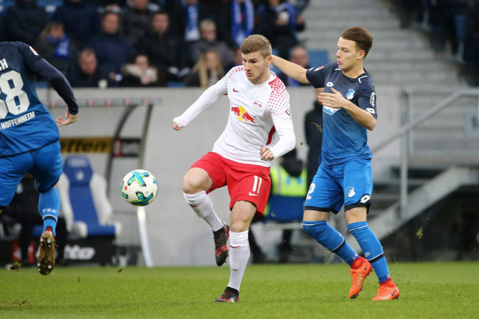 Timo Werner und Dennis Geiger kämpfen um den Ball. Am 31. Oktober wird das die Partie RB Leipzig gegen 1899 Hoffenheim live in der ARD gezeigt.