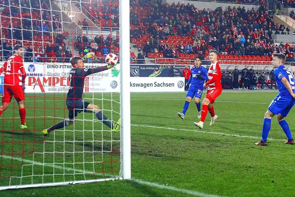 Das FSV-Tor kurz vor der Pause! Kevin Hoffmann überwindet KSC-Keeper Benjamin Uphoff.