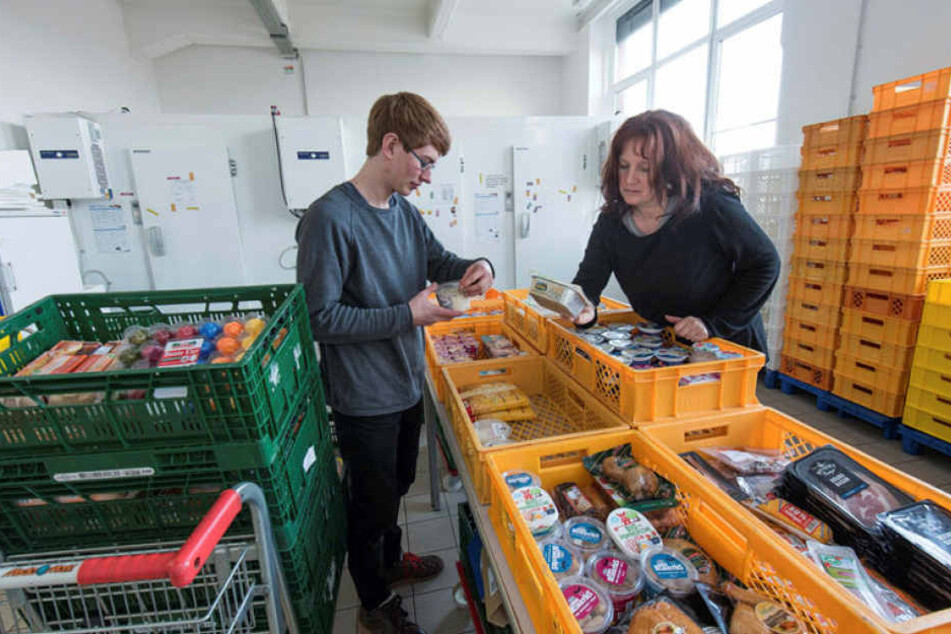 Es könnte mehr sein: Tafel-Mitarbeiter Jonathan Fabich (20, l.) und Sylvia Valdorf (53) sortieren Wurst, Butter und Käse.