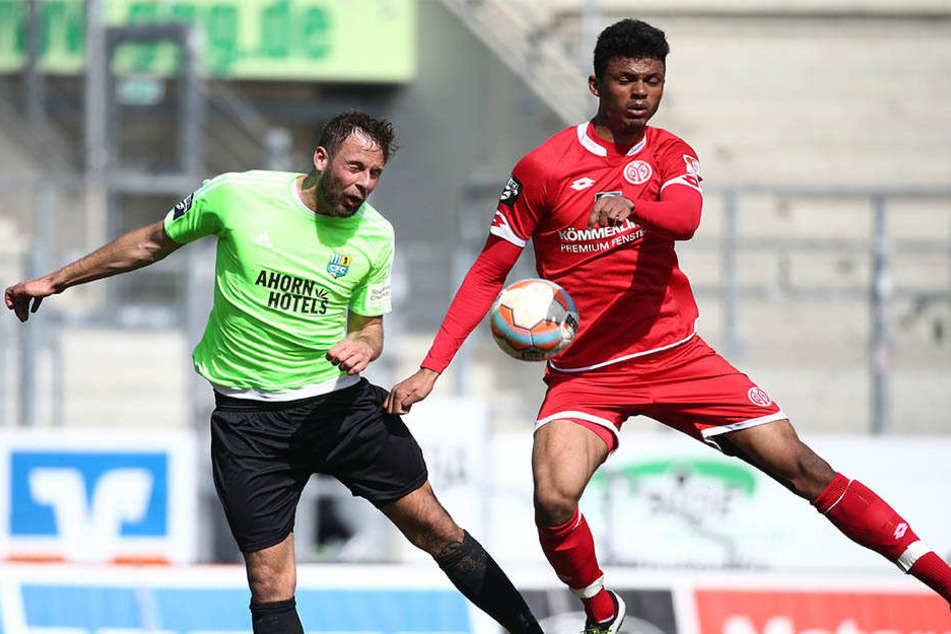 Dieses Duell wird es am Sonntag nicht geben! Stürmer Aaron Seydel (r.) ist bei Mainz wieder mit dabei, aber der Chemnitzer Marc Endres (l.) muss verletzt passen.