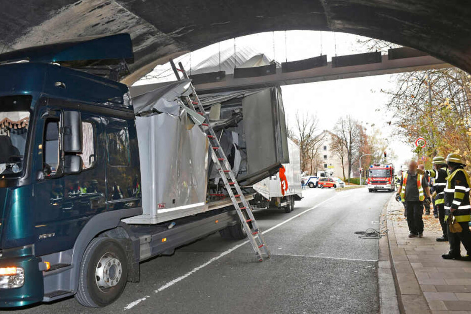Bis zur Hälfte steckte der Lastwagen fest.