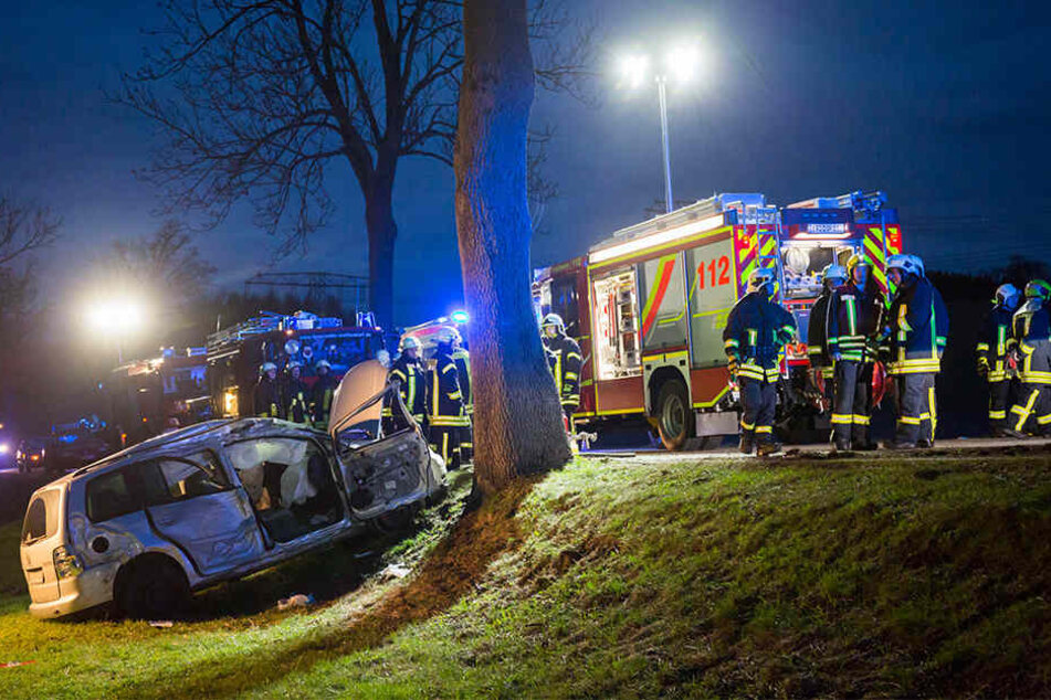 Das Auto krachte gegen mehrere Bäume.