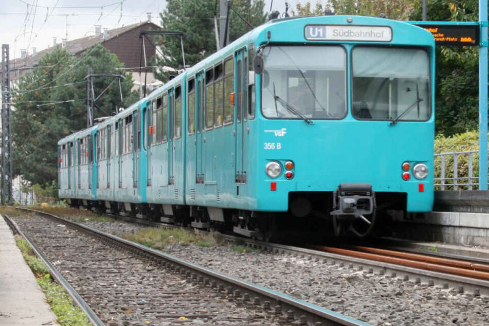 Die ankommende U-Bahn hatte der Mercedes-Fahrer schlichtweg übersehen (Symbolbild).
