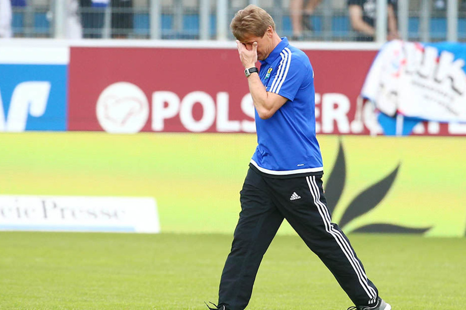 Sichtlich gerührt verabschiedete sich
Trainer Sven Köhler von den himmelblauen
Fans. Das Sachsenpokal-Finale noch, dann
war‘s das für den 51-Jährigen beim CFC.