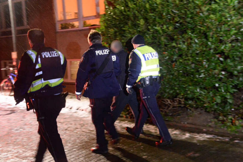 Die Polizei führte einen Geiselnehmer ab.