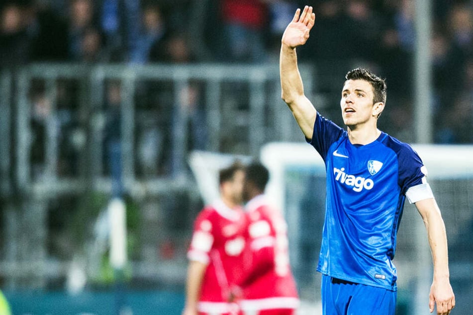 Bochums Kapitän Anthony Losilla musste die Situation beruhigen und seinen Mitspieler trösten.