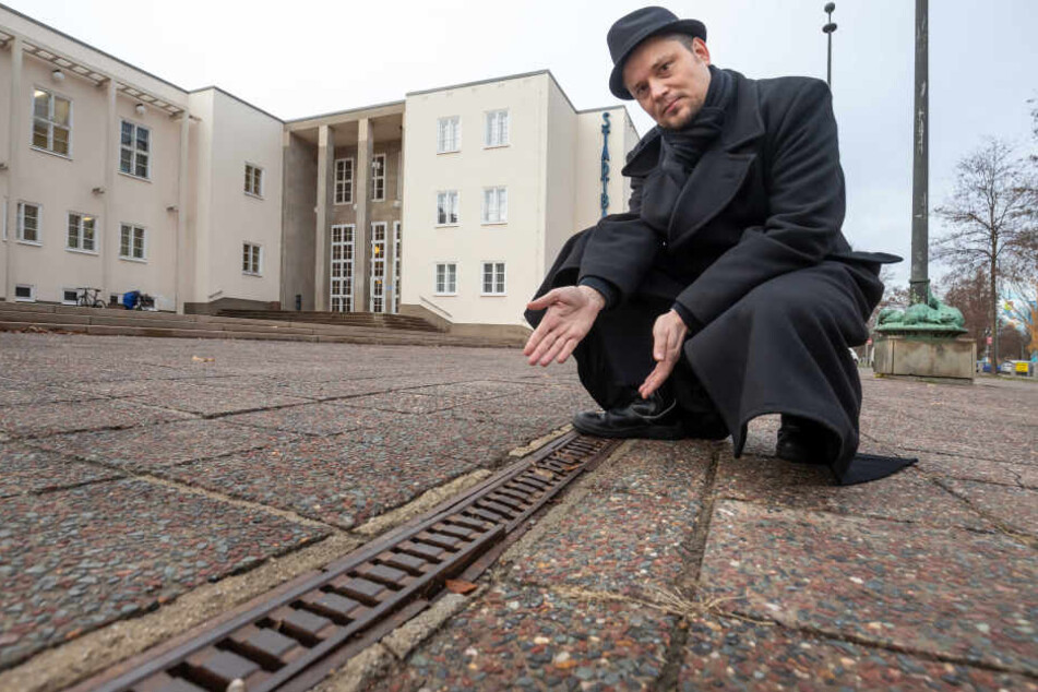 Der Vorplatz des Stadtbades ist in die Jahre gekommen. Geld für eine Sanierung ist aber keins da, kritisiert Stadtrat Thomas Sänger (37, AfD).