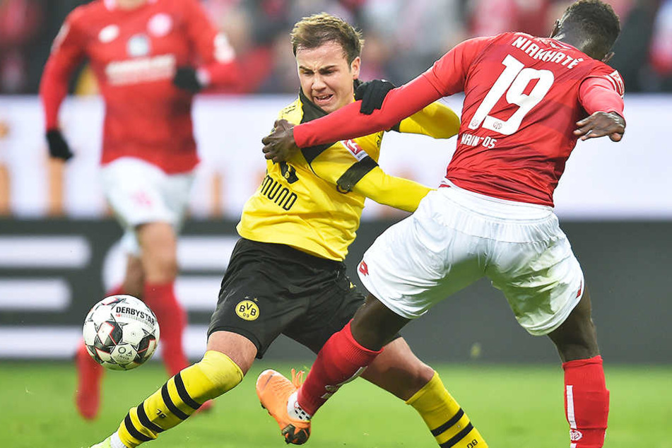 Hatte in vorderster Front einen schweren Stand: BVB-Offensivmann Mario Götze (l.) im Duell mit dem Mainzer Innenverteidiger Moussa Niakhate (r.).