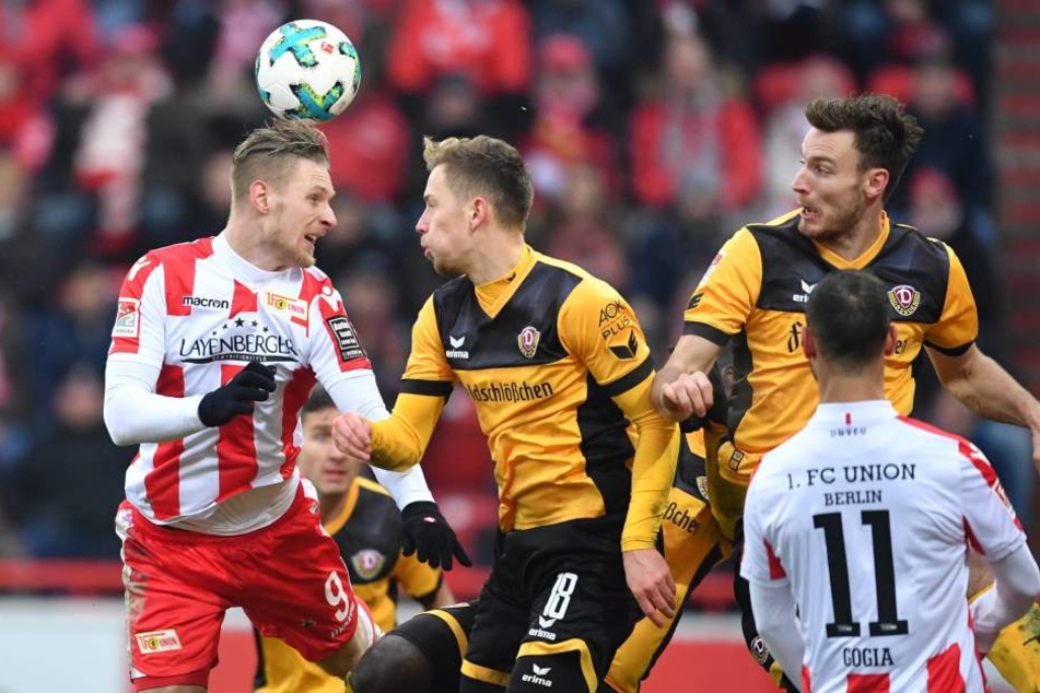 Unions Topstürmer Sebastian Polter (l.) hatte gegen Jannik Müller (M.) und Florian Ballas auch in der Luft einen schweren Stand.