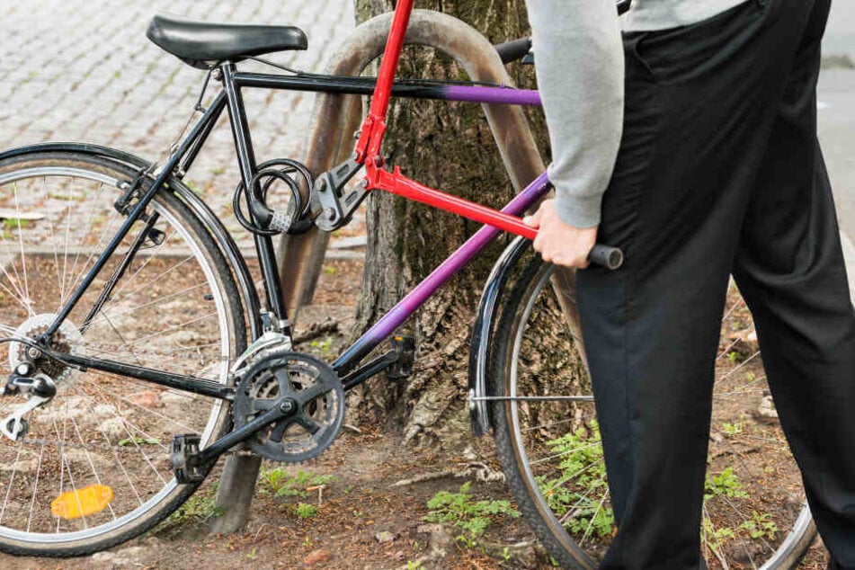 Die Passanten erwischten den 24-Jährigen dabei, wie er ein Fahrradschloss "knacken" wollte. (Symbolbild.)