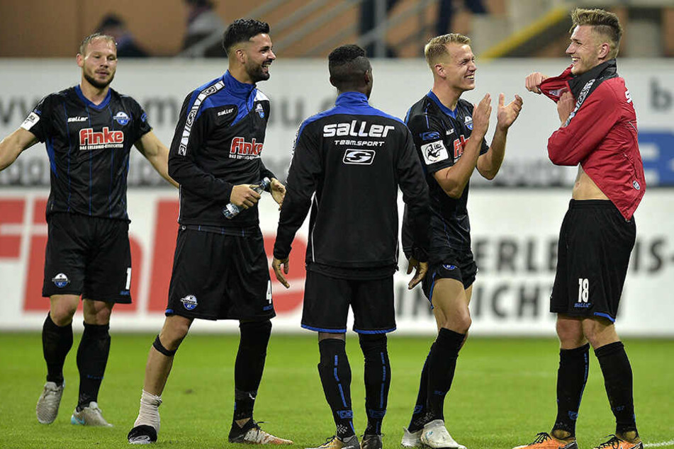 Beim 2:1-Heimsieg gegen Hansa Rostock musste Wassey (2.v.l.) verletzt raus.
