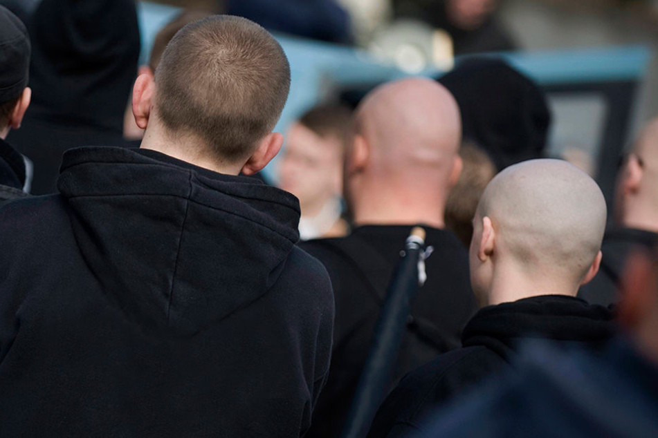 Mitglieder von verbotenen rechtsextremen Organisationen in Sachsen sind weiter straffällig.