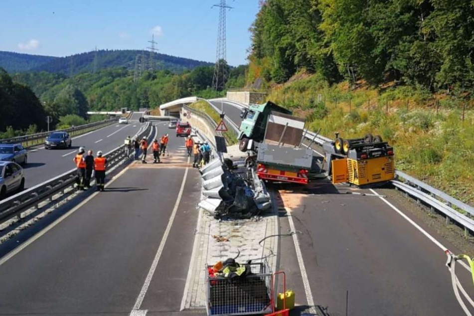 Der Laster verlor seine Ladung.