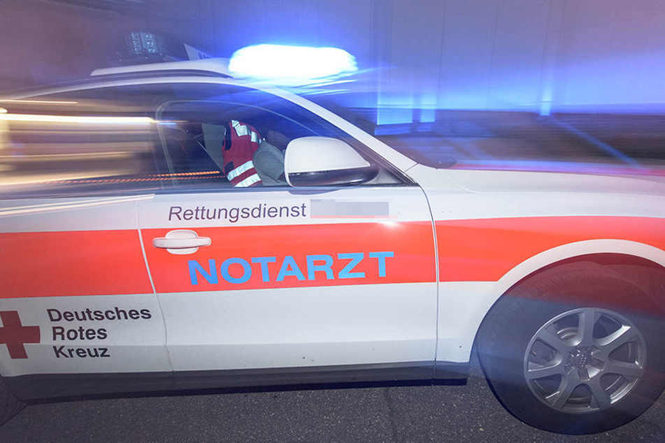 Auf dem Weg zum Einsatz überrollte ein Notarztwagen einen Passanten (Symbolbild).
