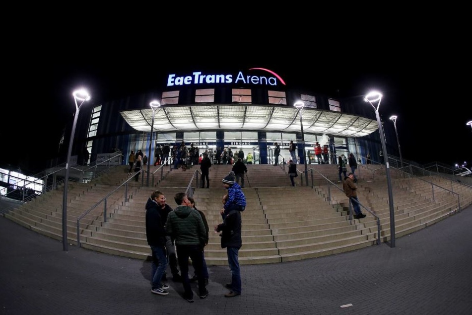 Die EgeTRans Arena musste am Samstagabend evakuiert werden. (Archivbild)