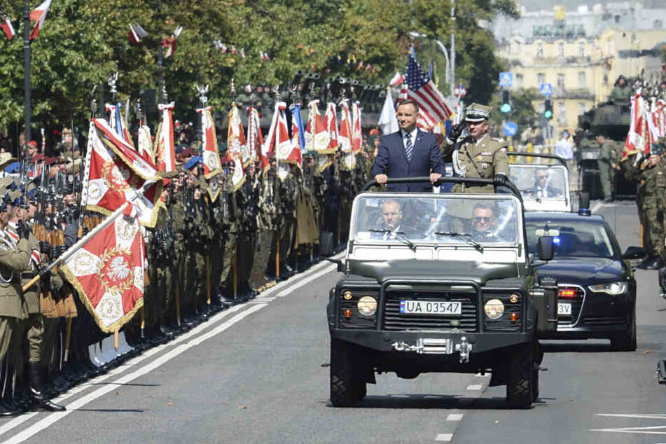 Am Dienstag (15. August) nahmen der polnische Präsident Andrzej Duda (M,l) und der polnische Generalstabschef Leszek Surawski in Warschau an einer Militärparade zum jährlichen Tag des Militärs in Polen teil.