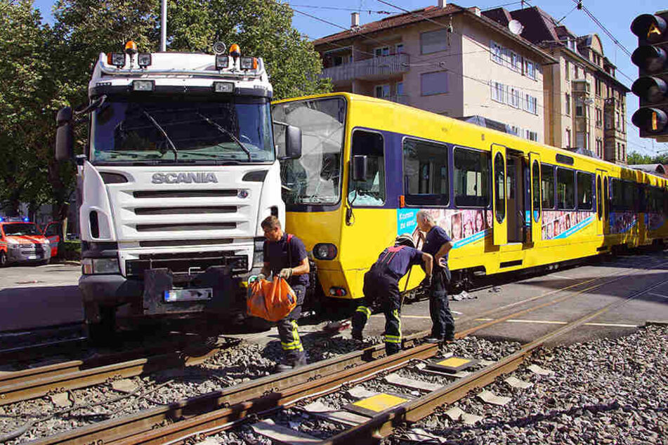Die Straßenbahn rauschte frontal in den abbiegenden Lkw. Acht Menschen wurden verletzt.