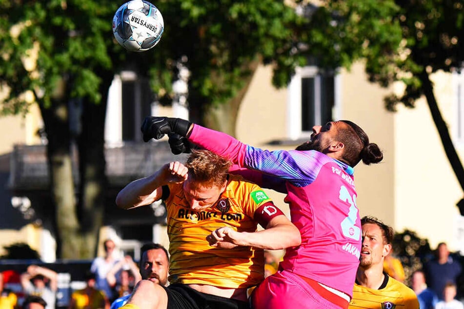 Ohne Rücksicht auf Verluste: Marco Hartmann wird auch künftig keinem Zweikampf aus dem Wege gehen, auch wenn es wie hier gegen Nordhausens Keeper Josip Jokanovic haarig werden kann.