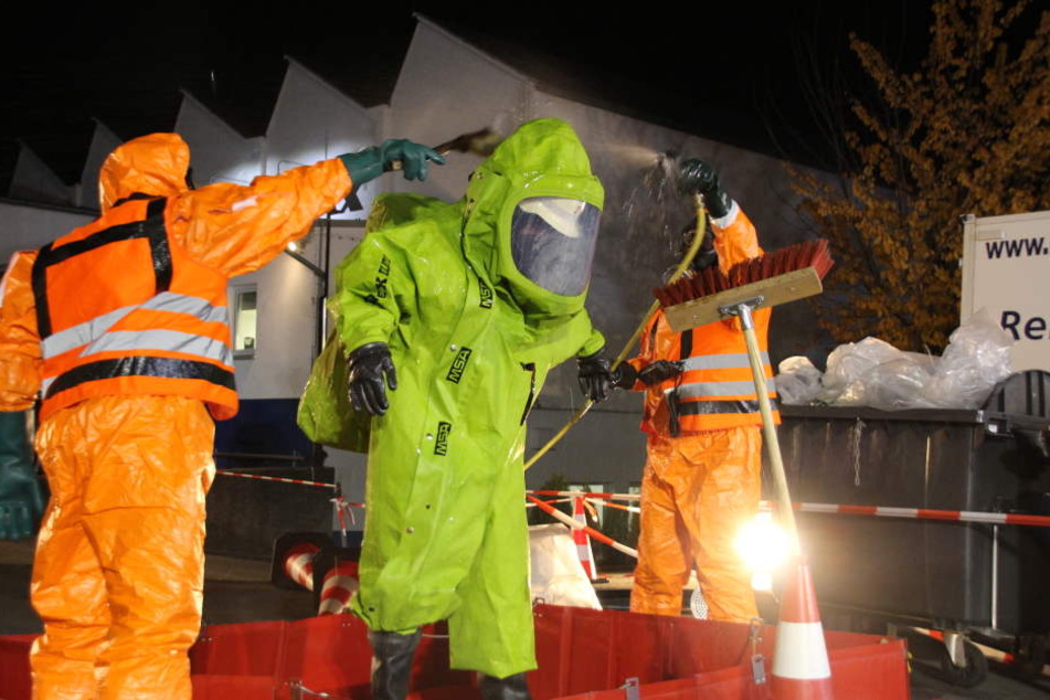 Spezialkräfte in Schutzanzügen erkundeten die Unfallstelle.